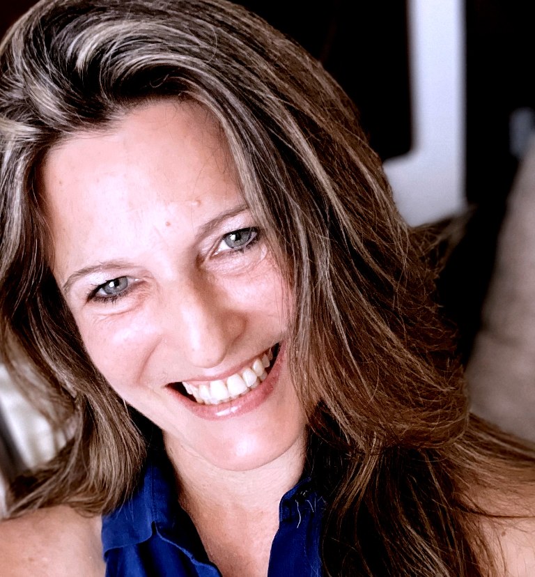 Portrait of Robin Suttin, executive English confidence coach